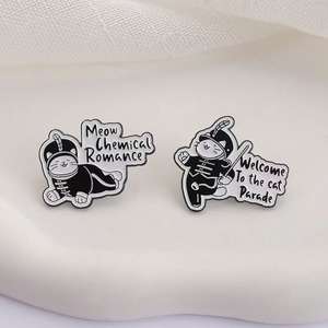 Broches <span class=keywords><strong>de</strong></span> Aleación <span class=keywords><strong>de</strong></span> Zinc con Esmalte, Diseño <span class=keywords><strong>de</strong></span> Uniforme <span class=keywords><strong>de</strong></span> Dibujos Animados, Color Negro, Venta al Por Mayor Sin Pedido Mínimo, Ideal para Desfiles, Meow Chemical <span class=keywords><strong>Romance</strong></span> - Product Image 3