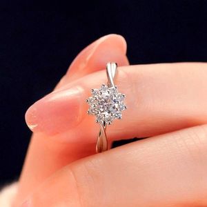 Lujo Sun Flower VVS <span class=keywords><strong>Solitaire</strong></span> 5mm D Color Moissanite Diamond Eternity Ring para mujeres S925 Anillos de plata esterlina Joyería fina - Product Image 4