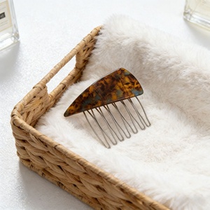 Peigne à cheveux élégant fait main en acétate écologique et imperméable, motif géométrique, pour l'arrière de la tête, insert croisé triangulaire - Product Image 3