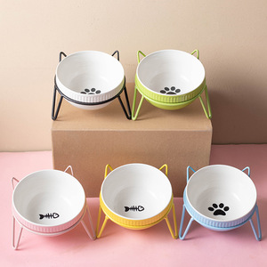 Comederos elevados de cerámica para gatos con diseño de pata y pez. - Product Image 1
