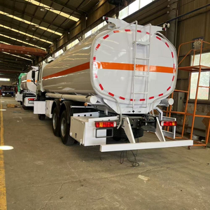 Camión Cisterna <span class=keywords><strong>de</strong></span> Combustible Sinotruk Howo 6x4 <span class=keywords><strong>de</strong></span> <span class=keywords><strong>Segunda</strong></span> <span class=keywords><strong>Mano</strong></span>, Camión Cisterna Móvil <span class=keywords><strong>de</strong></span> 5000 Galones para Diésel, Camión Cisterna para África - Product Image 4