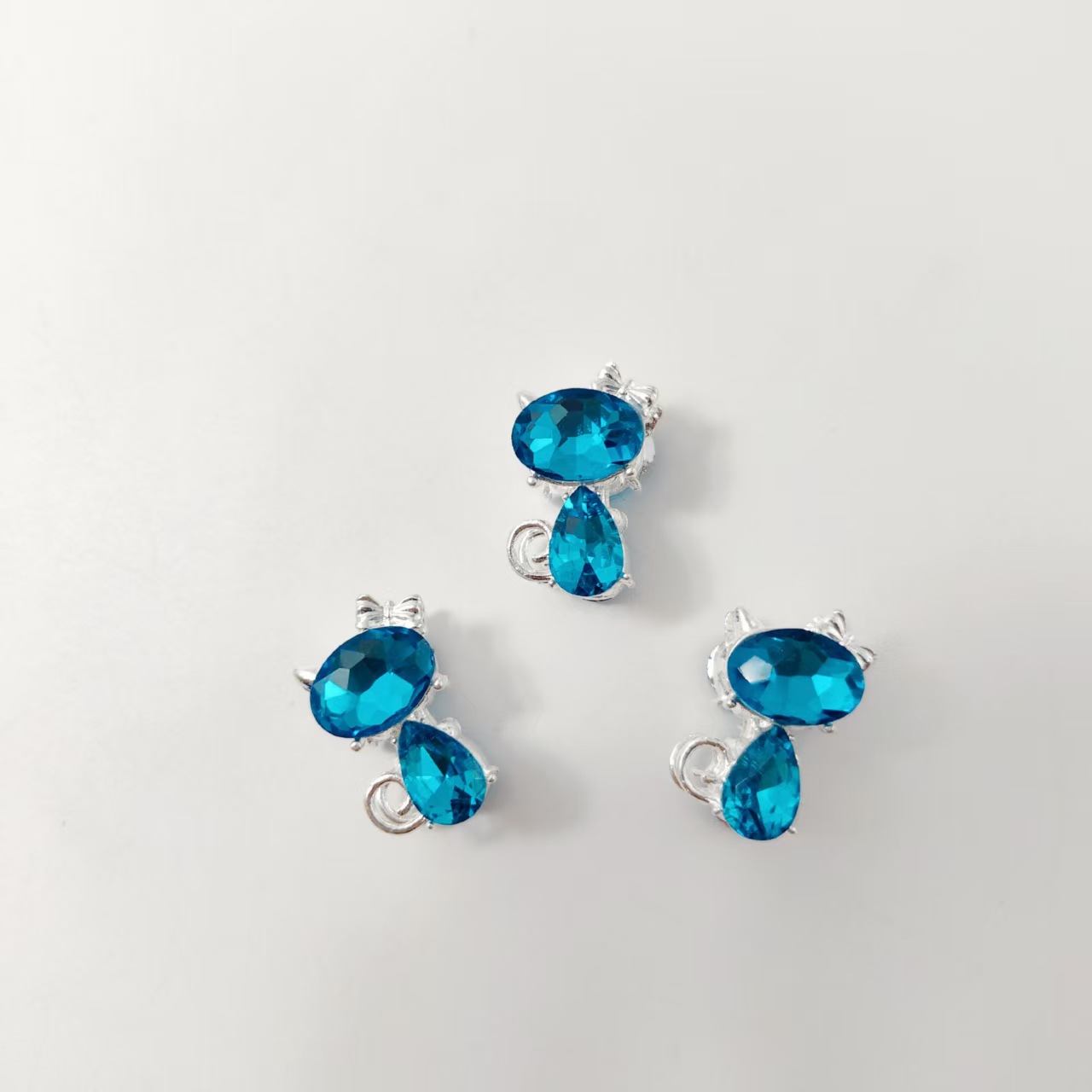Diamant bleu transparent plaqué argent