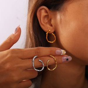 Pendientes de Aro Irregulares de Acero Inoxidable con Baño de Oro de 18K, Diseño Único, Joyería de Moda - Product Image 1