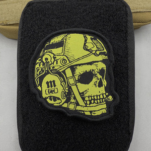 Parche de PVC bordado con lentejuelas termoadhesivas de doble cara de fieltro no tejido con patrón de calavera táctica para prendas y bolsos - Product Image 3