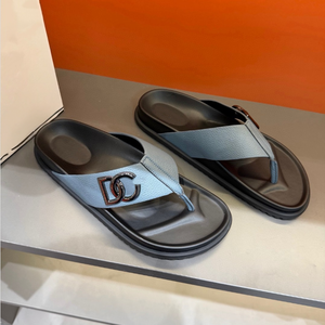 Sandales plates de luxe décontractées pour hommes et femmes, style créateur, en PU, à bout ouvert, avec boucle, semelle EVA antidérapante, pour affaires et mode - Product Image 1