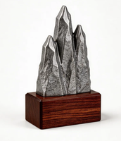 Maßgefertigter Langlebiger Zinklegierungs-Pyramidenpokal 3D Gravierte Gold-Auszeichnung Traditioneller Stil Innovatives Design Anpassbare Trophäe