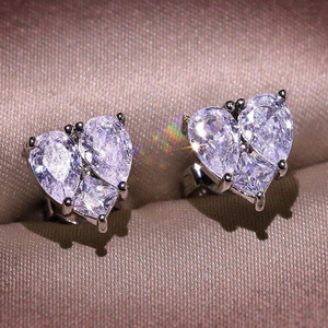 Orecchini a forma di cuore con cristalli per donna, accessori minimalisti alla moda per tutti i giorni, idea regalo - Product Image 3
