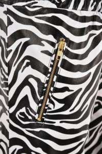 Pantalones de Mujer Personalizados 100% Cuero Nappa con Estampado de Cebra, Corte Entallado, Marca Privada OEM/ODM, Pantalones Clásicos de Lujo - Product Image 4