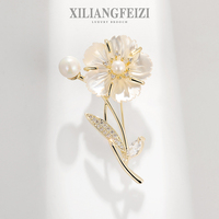 Soldes Exceptionnelles XILIANGFEIZI : Broche Fleur en Cuivre et Zircon, Perle de Coquillage Premium, Broches Camélia en Coquillage Naturel