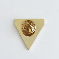 Badge de club de pathfinder rouge personnalisé, cadeaux souvenirs en forme de triangle, épingles de revers en métal plaqué or, offre spéciale