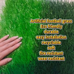 Tapis de gazon artificiel imperméable écologique Installation facile Gazon de terrain de football Plastique naturel super doux Résistant au feu - Product Image 2