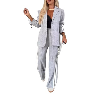 Completo da donna taglie forti due pezzi <span class=keywords><strong>con</strong></span> blazer a righe <span class=keywords><strong>con</strong></span> bottoni laterali e <span class=keywords><strong>pantaloni</strong></span> <span class=keywords><strong>con</strong></span> tasche - Set casual elegante - Product Image 1
