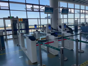 Carte d'embarquement à l'aéroport Départs des vols Tableau des arrivées Billet de sécurité Vérification biométrique Porte tourniquet d'entrée au point de contrôle - Product Image 4