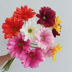 Flor de Gerbera Artificial de Látex de Tallo Único, Venta al por Mayor, Blanca y Amarilla, para Decoración de Navidad, Graduación, Día de la Madre y Bodas - Product Image 1