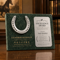 Plaque de récompense équestre personnalisée en marbre vert style pyramide, trophée de cheval durable en métal en forme de fer à cheval, gravure personnalisée