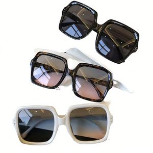 Lunettes de soleil carrées surdimensionnées vintage avec logo personnalisé élégant, protection UV400, verres dégradés pour femmes - Product Image 1