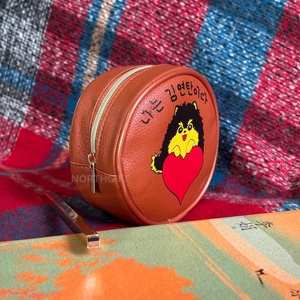 2024 escuro marrom beleza cosméticos sacos para menina portátil bonito viagem rodada PU couro zipper maquiagem bolsa saco com logotipo impresso - Product Image 3