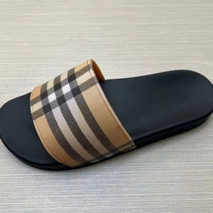 2026 Designer Fashion Trend Series Retro Plaid Slippers High Quality Vintage Slippers Unisex Plaid Slippers OEM ODM Shoes - Product Image 3