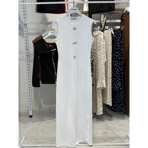 Robe fourreau sans manches Fiori, col rond, en satin, élégante robe de soirée avec fente latérale et accessoire solaire - Product Image 1