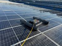 Batteriebetriebener Doppelbürsten-Solarpanel-Reinigungsroboter Ferngesteuerter Wasserreiniger für Monokristalline PV-Solarmodule