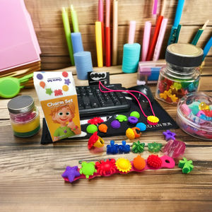 Set de Juguetes Sensoriales Portátiles: Anillos, Collares y Pulseras con Múltiples Opciones de Juego Educativas para Niños, Set de Fidget de Silicona - Product Image 6