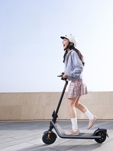 Scooter Eléctrico Plegable de 8.1 Pulgadas con Neumáticos Huecos para Desplazamientos Diarios, Carga de 90 kg, 25 km/h, 300 W, Ninebot E2 S - Product Image 4