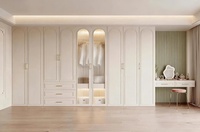 Armoire intégrée HAIYUE de luxe moderne rose crème avec coiffeuse intégrée, placard en bois multicouche avec éclairage LED pour chambre à coucher