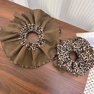 Nouveaux chouchous en tissu double couche à imprimé léopard, personnalisés, style rétro, en satin, pour femmes - Product Image 1