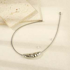 قلادة خانقة أنيقة من الفولاذ المقاوم للصدأ المطلي بالذهب عيار 18 قيراط بنمط المطرقة المنحنية المبتسمة للحفلات - Product Image 4