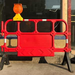 Barrière de circulation routière en plastique HDPE rouge de 1400 mm, réflecteur prismatique haute intensité, protection IP10, chantier routier, sécurité - Product Image 4