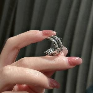 Boucles d'oreilles incurvées en argent pur S925, simples et élégantes, avec un style antique de luxe, design de niche pour les femmes soucieuses de la mode - Product Image 4