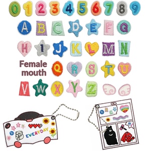 Petits patchs brodés alphabet et chiffres, appliques en tissu brocart 100% acrylique pour la décoration de pendentifs DIY et les projets d'artisanat - Product Image 1
