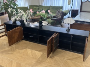 Mueble para TV de Salón, Mueble de Entretenimiento de Madera Maciza Estilo Mid-Century, Mueble Combinado para TV con Puertas de Panel Elevado - Product Image 4