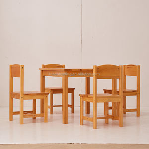 Mesa de Estudio de Madera y Cuatro Sillas, Diseño Clásico para Niños, Color Natural - Product Image 3