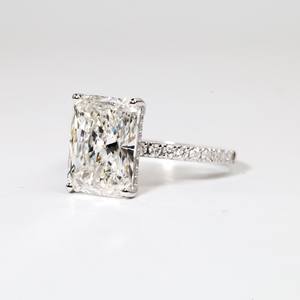 Bague en or blanc avec diamant de laboratoire taille radiant, bijou raffiné, solitaire délicat pour fiançailles et promesse. - Product Image 1