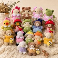 KAIYUE Häkel-Spielzeug Maßgefertigtes Handgemachtes Kawaii Stofftier-Set mit Kleidern, Hüten und Accessoires