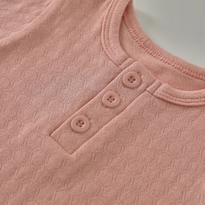 卸売オーガニックコットン赤ちゃん衣装ハニカムジャカード赤ちゃんTシャツ - Product Image 4