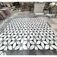 Nouveau design moderne de hall d'hôtel, carrelage de sol en marbre de luxe, mosaïque de marbre noir et blanc à rayures, découpe au jet d'eau