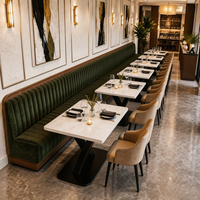 Ensemble de banquettes en tissu vert brûlé, table en marbre blanc avec base en X, fauteuils de luxe personnalisables, mobilier de restaurant en gros