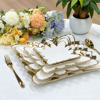 Bol en céramique de luxe à bord festonné en forme de pétales de fleurs avec bordure dorée en porcelaine blanche pour la décoration de table de mariage, d'hôtel et de restaurant