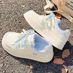 Nuevas Zapatillas Blancas Coreanas de Nicho 2026, Zapatos de Plataforma Baja de Cuero para Mujer, Calzado Casual de Moda Versátil para Estudiantes - Product Image 5