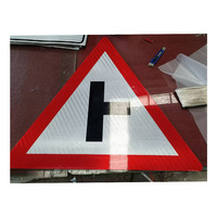 Panneau de signalisation réfléchissant triangulaire de 700mm Plaque en aluminium Matériau Guide routier et panneau d'alerte de danger