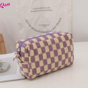 Bolsa de almacenamiento de maquillaje con patrón de rejilla informal de moda al por mayor bolsa de cosméticos de lana tejida de viaje portátil de mano - Product Image 2