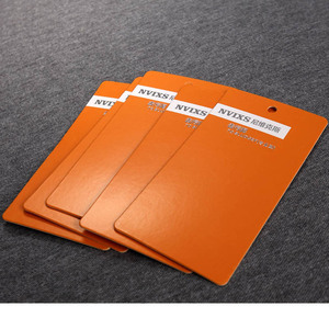 Nouvelle conception d'étiquette suspendue noire personnalisée avec clip métallique en feuille d'argent - Product Image 5