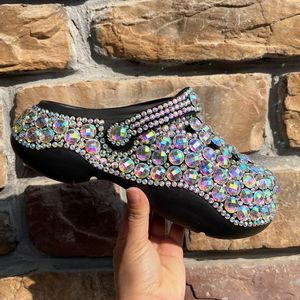 Chaussons pour femmes de haute qualité en gros, tendance, avec perles et fleurs incrustées de strass, semelles épaisses, fabriqués à la main en EVA, type sabots. - Product Image 1