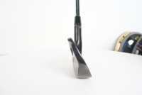 Ensemble de fer à repasser de golf en acier 1020 carbone fraisé CNC pour hommes OEM avec tige en acier et poignée en caoutchouc.