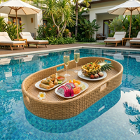 Plateau flottant ovale en rotin en gros avec cadre en aluminium épais, panier à nourriture pour piscine personnalisé, ensemble de plateaux flottants en rotin multi-formes