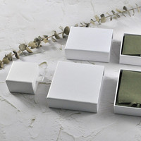 Boîte d'emballage carrée personnalisée pour bijoux, en papier kraft blanc, style tiroir, pour bagues, colliers, clous d'oreilles, avec texte/logo
