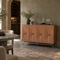 Buffet à quatre portes WYRAX en bois grainé avec poignées carrées en laiton et base métallique surélevée pour le rangement dans les salles à manger d'hôtel
