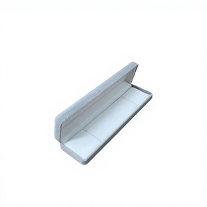 Juego de Cajas de Almacenamiento de Joyas Rectangulares Simples con Tapa para Anillos y Collares en Acabado de Terciopelo Gris - Product Image 5